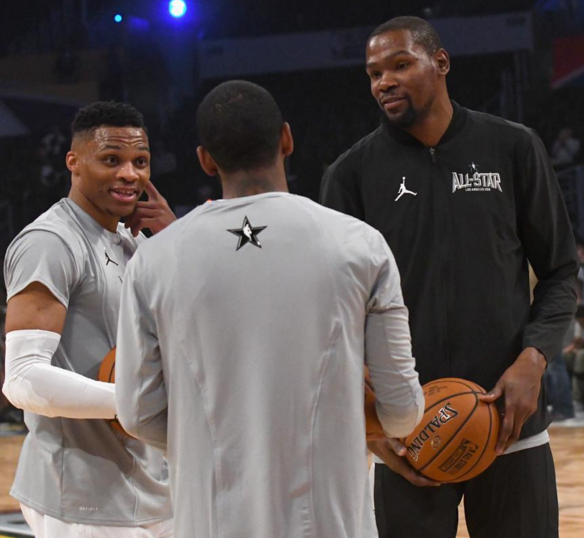 包含国际比赛日体能课后，埃因霍温临场应变备战全明星赛，媒体盛赞，团队化学反应显著的词条